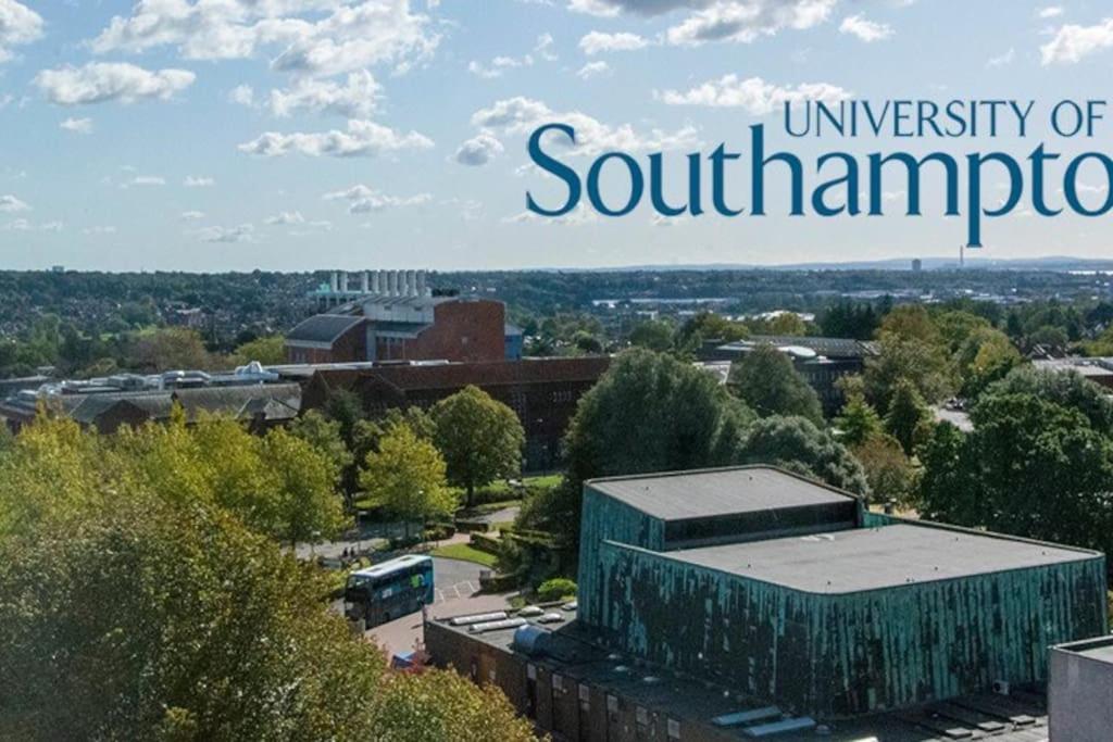 Welcome 4 Business Or Pleasure! Super Central Southampton 'City Vibes' # Stylish Apartment With Outside Space! 1-4 Guests Book Your City Break Or Pre-Cruise Stay! Close To Mayflower Theatre, Universities, Cruise Terminals, Hospitals & Shops! 외부 사진