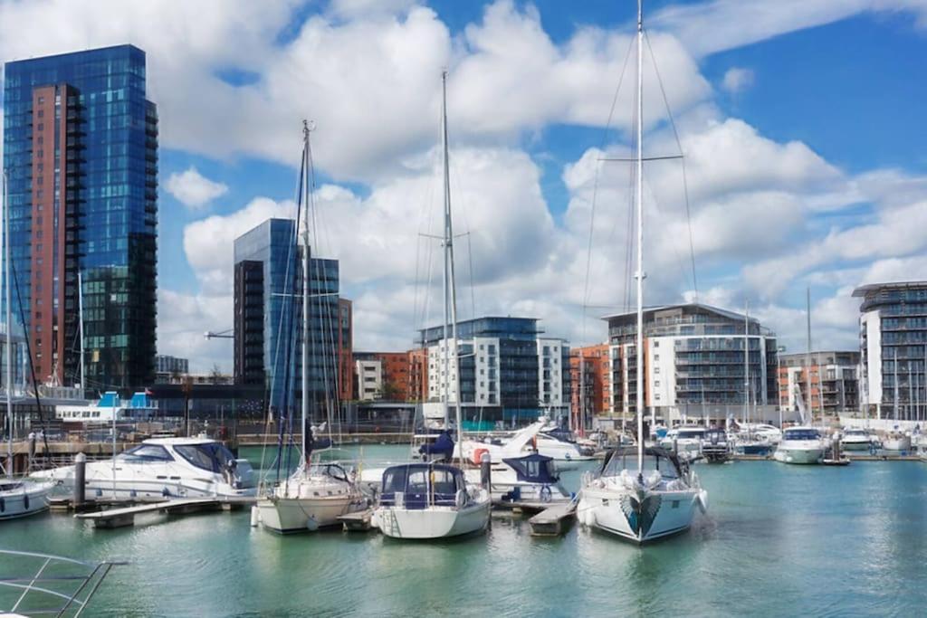 Welcome 4 Business Or Pleasure! Super Central Southampton 'City Vibes' # Stylish Apartment With Outside Space! 1-4 Guests Book Your City Break Or Pre-Cruise Stay! Close To Mayflower Theatre, Universities, Cruise Terminals, Hospitals & Shops! 외부 사진