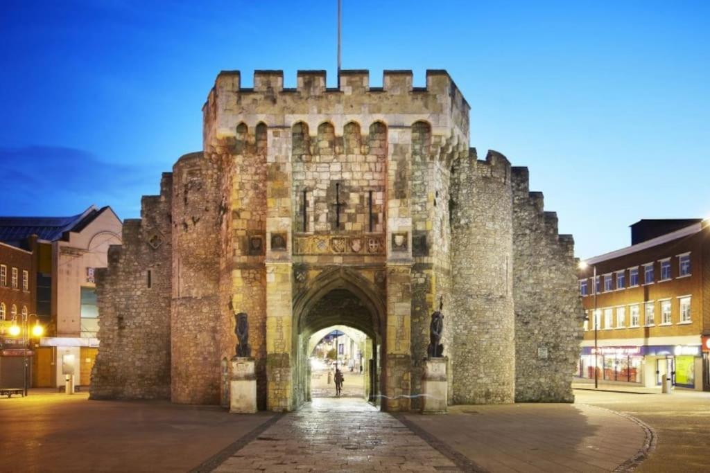 Welcome 4 Business Or Pleasure! Super Central Southampton 'City Vibes' # Stylish Apartment With Outside Space! 1-4 Guests Book Your City Break Or Pre-Cruise Stay! Close To Mayflower Theatre, Universities, Cruise Terminals, Hospitals & Shops! 외부 사진