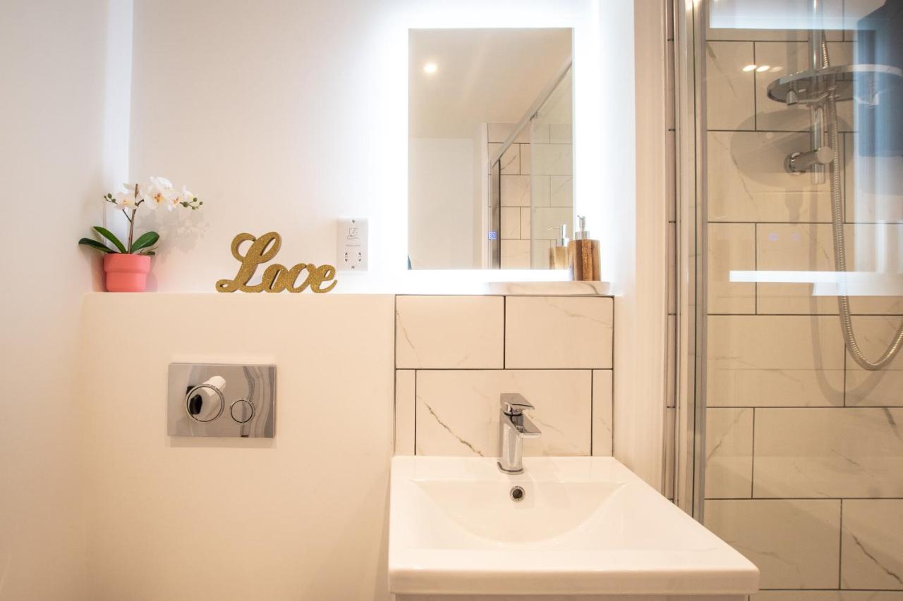 Welcome 4 Business Or Pleasure! Super Central Southampton 'City Vibes' # Stylish Apartment With Outside Space! 1-4 Guests Book Your City Break Or Pre-Cruise Stay! Close To Mayflower Theatre, Universities, Cruise Terminals, Hospitals & Shops! 외부 사진